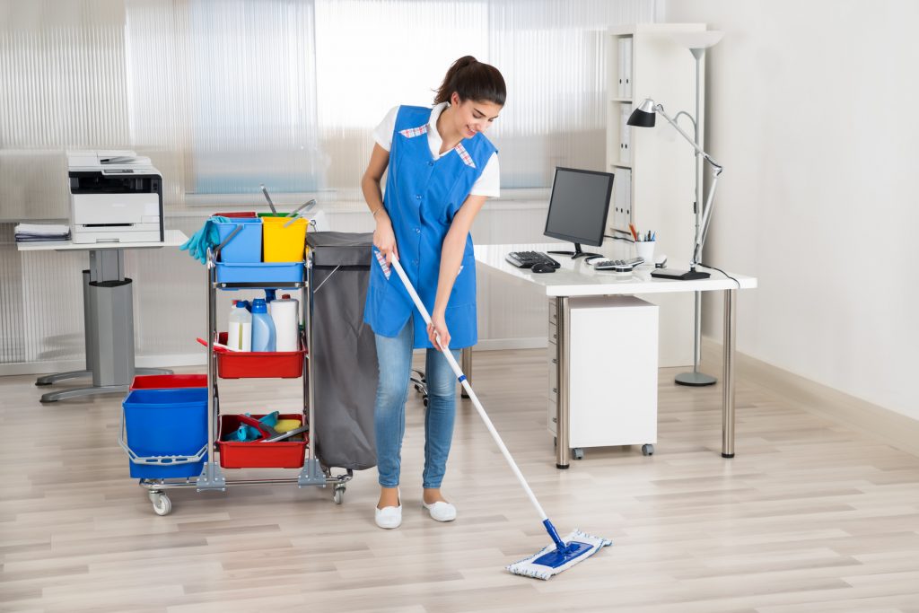 Femme qui nettoie des bureaux