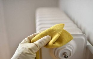 Image d'une personne nettoyant un radiateur avec un chiffon